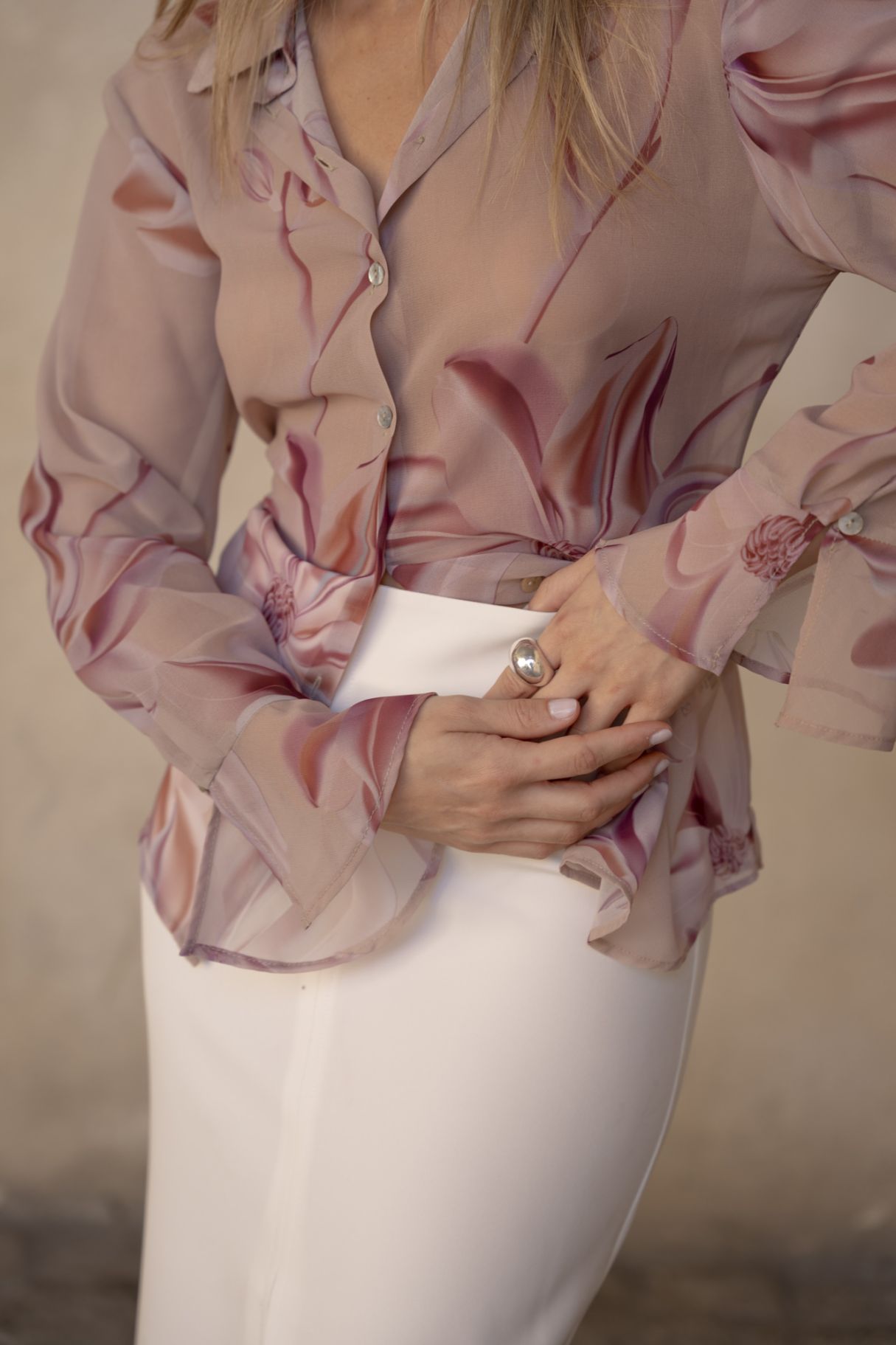 CAMISA SEMITRANSPARENTE COM ESTAMPADO FLORAL