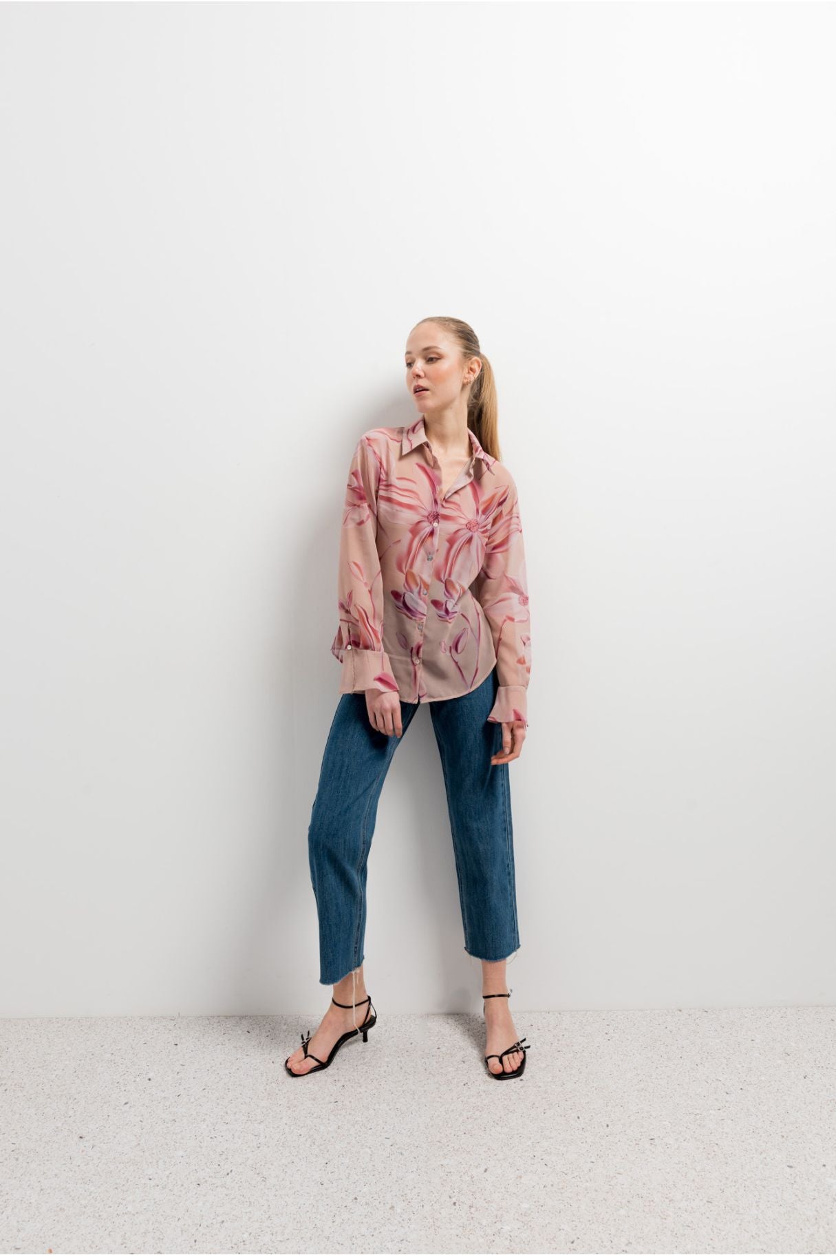 CAMISA SEMITRANSPARENTE COM ESTAMPADO FLORAL