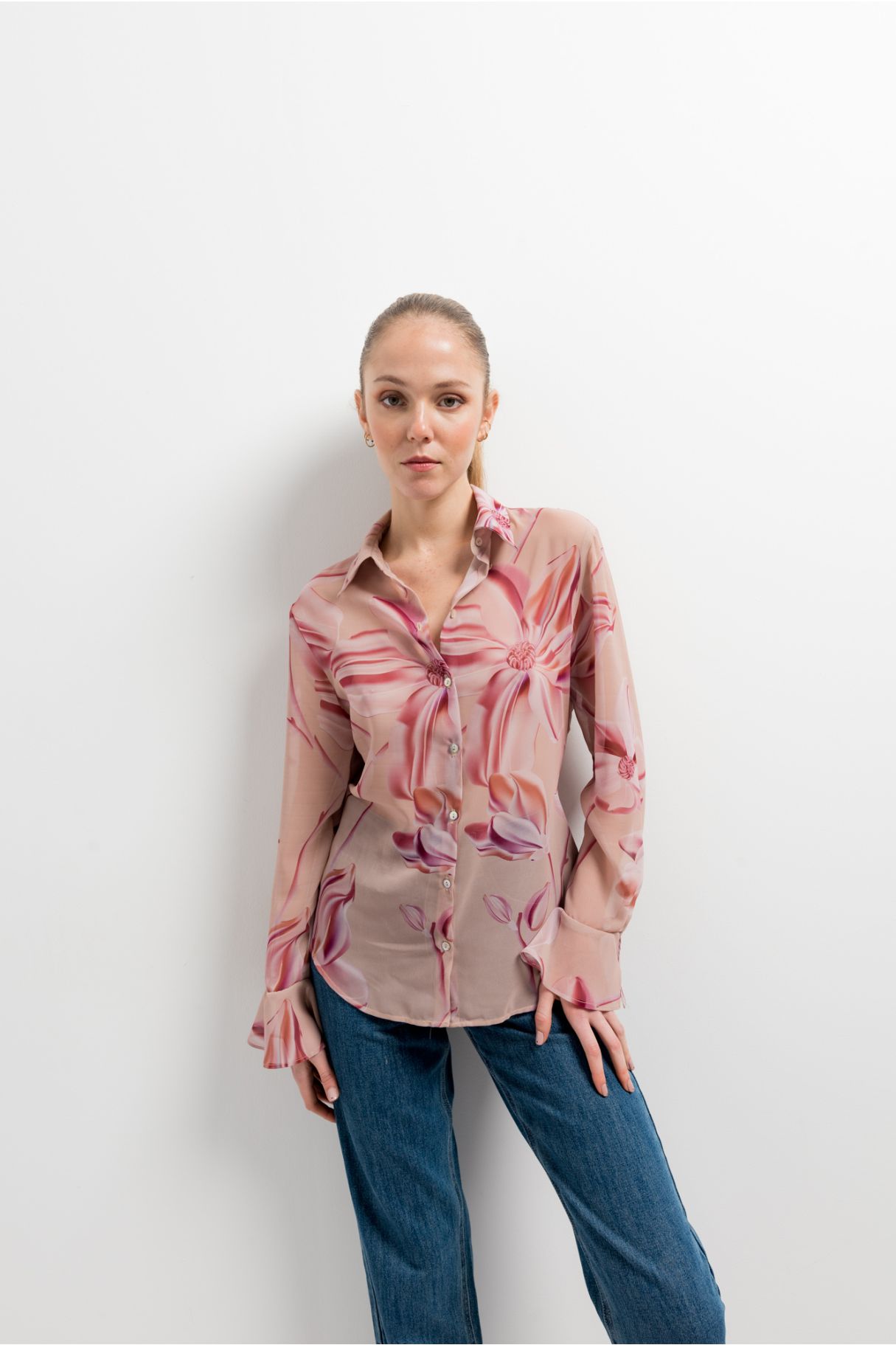 CAMISA SEMITRANSPARENTE COM ESTAMPADO FLORAL