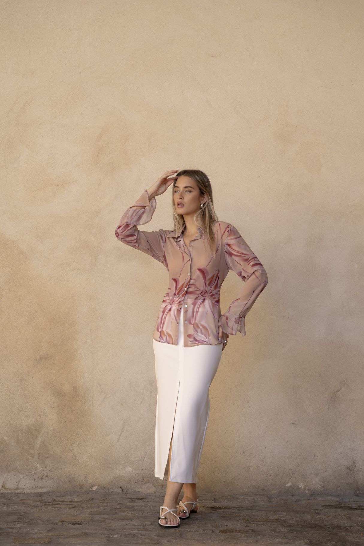CAMISA SEMITRANSPARENTE COM ESTAMPADO FLORAL