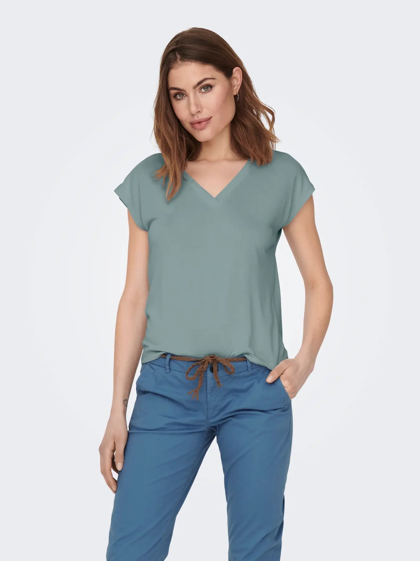 T-SHIRT DECOTE EM V