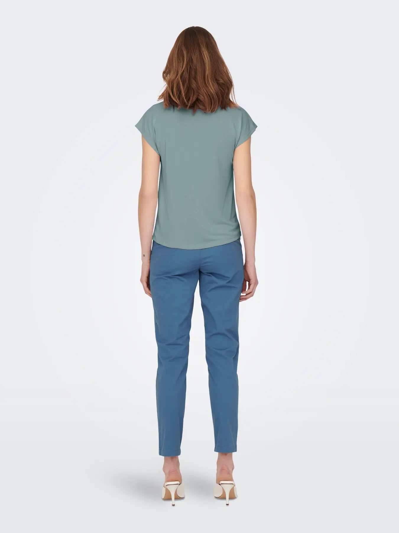 T-SHIRT DECOTE EM V