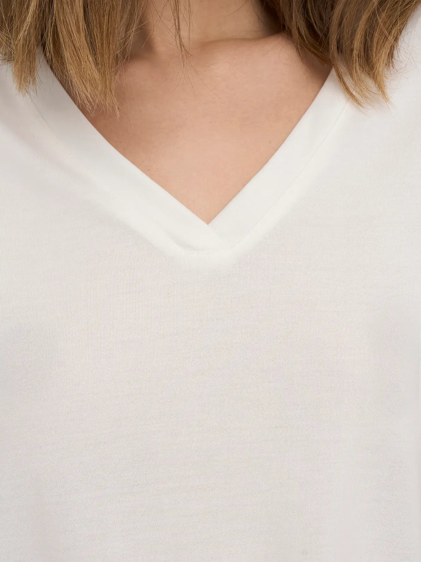 T-SHIRT DECOTE EM V