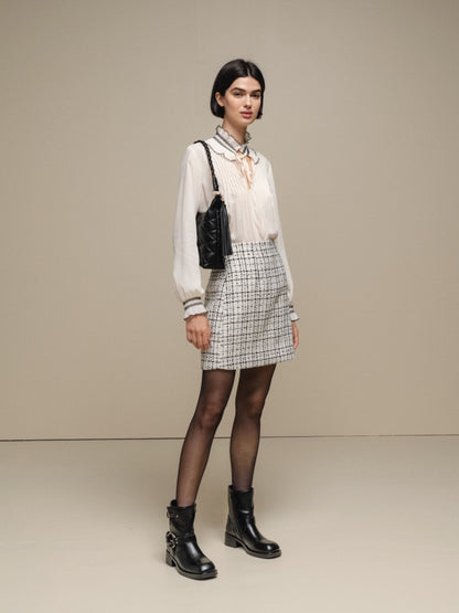 BLUSA COM GOLA E PUNHOS FRANZIDOS E ELÁSTICOS