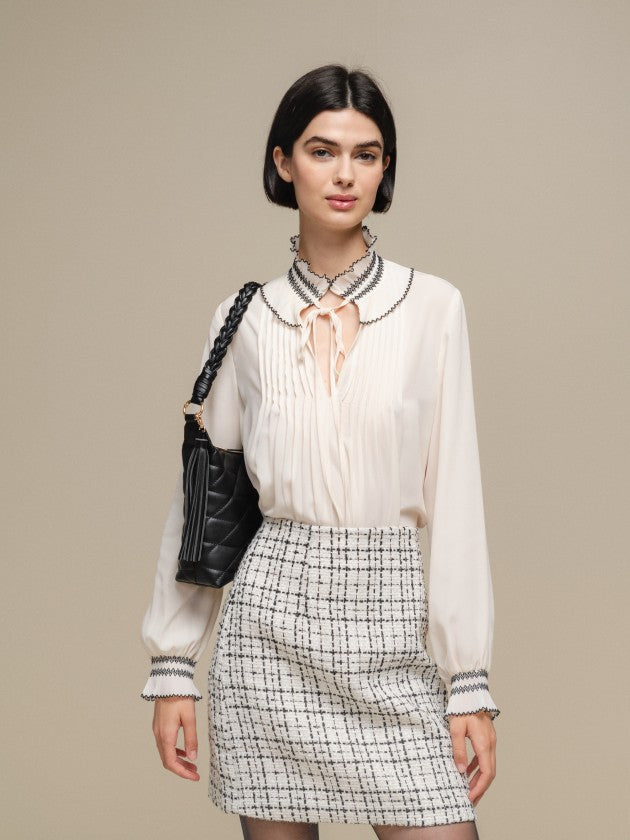 BLUSA COM GOLA E PUNHOS FRANZIDOS E ELÁSTICOS