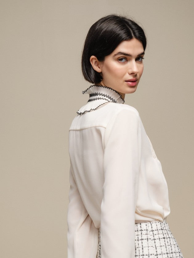 BLUSA COM GOLA E PUNHOS FRANZIDOS E ELÁSTICOS