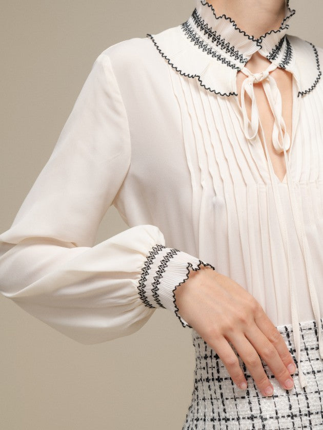 BLUSA COM GOLA E PUNHOS FRANZIDOS E ELÁSTICOS