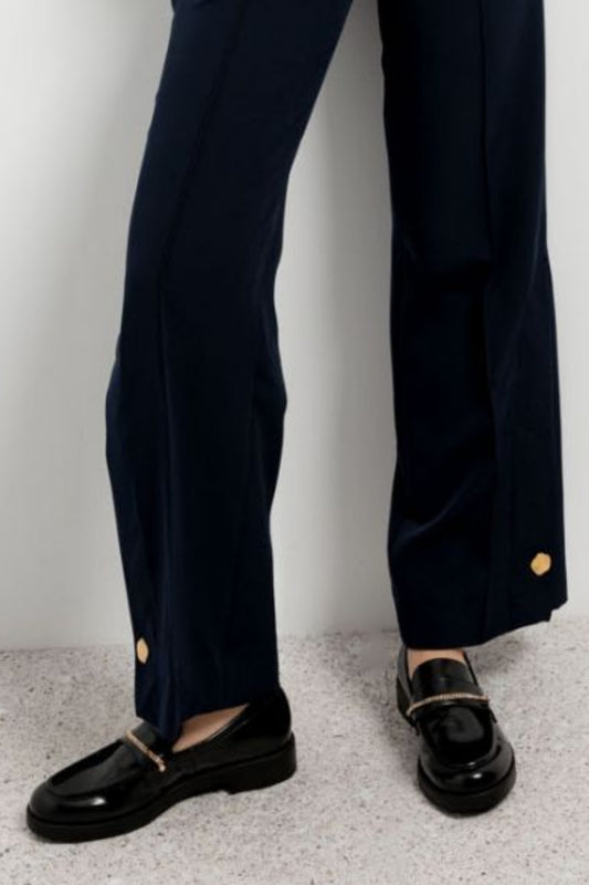 CALÇA COM BOTÃO DOURADO